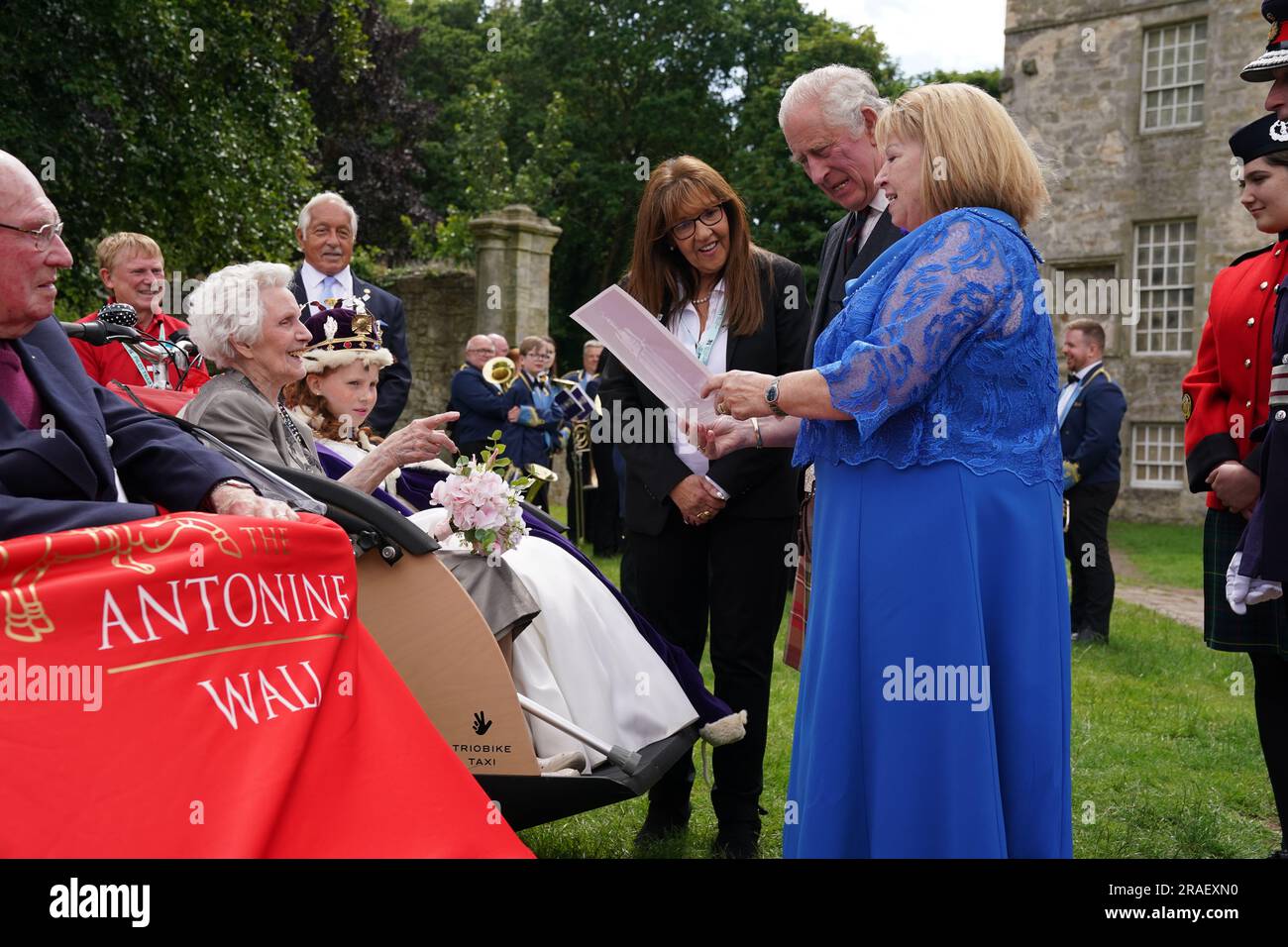 Le roi Charles III (au centre à droite) lors de sa visite à la Maison Kinneil à Édimbourg, marquant la première semaine de Holyrood depuis son couronnement. Date de la photo: Lundi 3 juillet 2023. Banque D'Images