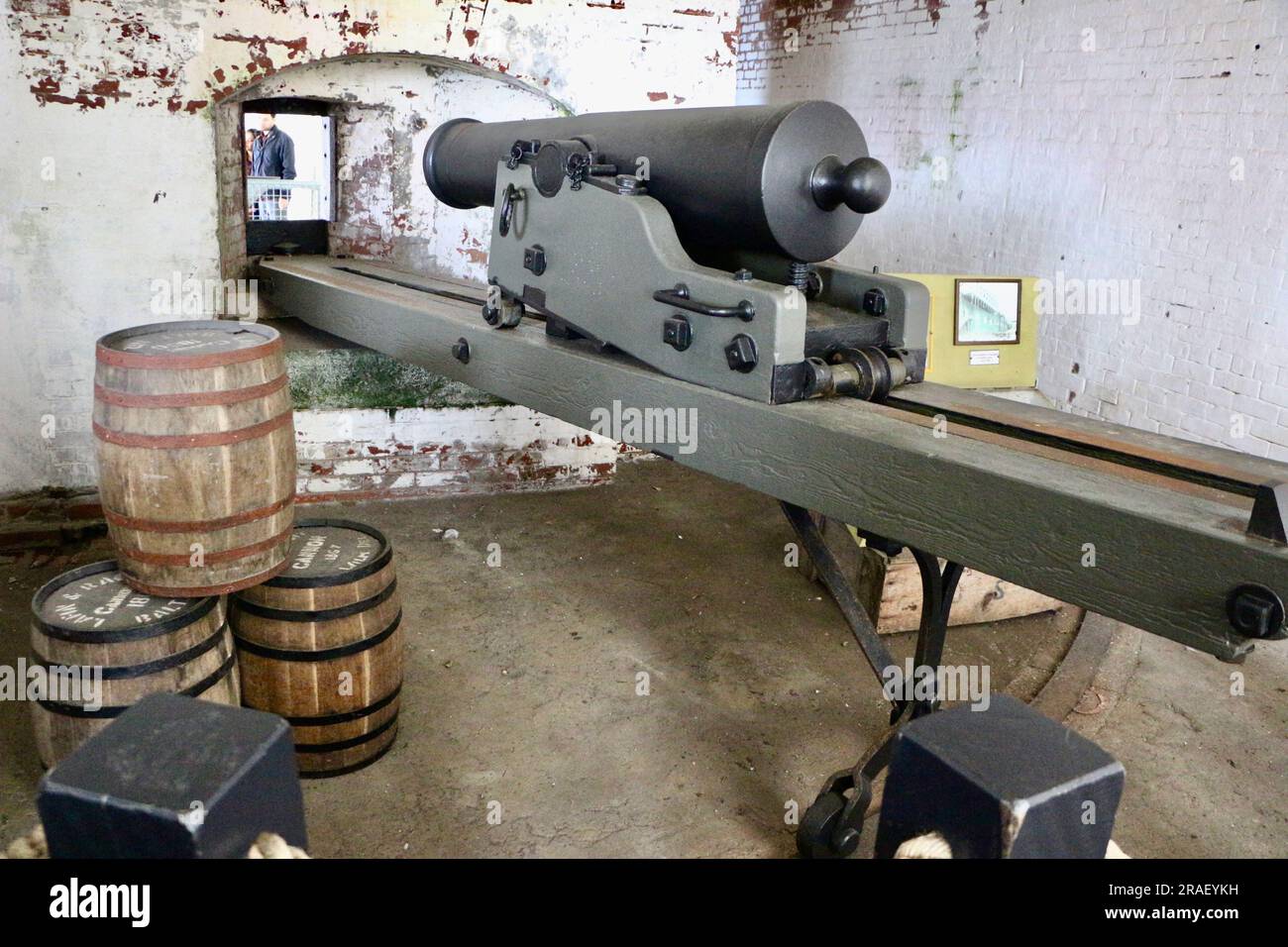 Canon du 19e siècle monté sur un rail coulissant exposé à l'intérieur du pénitencier fédéral d'Alcatraz San Francisco Californie États-Unis Banque D'Images