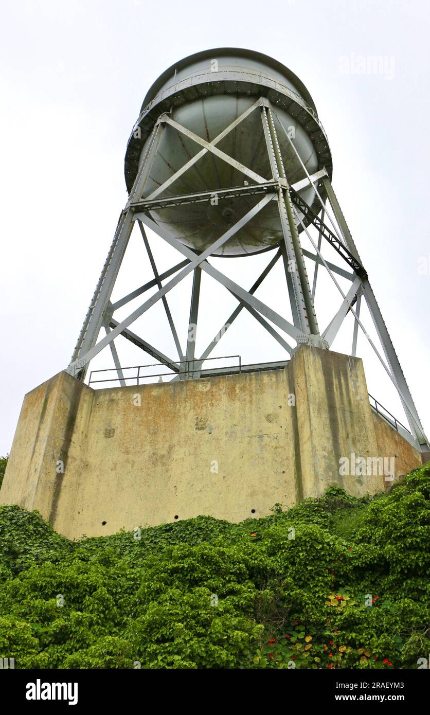 Château d'eau d'Alcatraz avec graffiti amérindien Alcatraz Pénitencier fédéral d'Alcatraz Île San Francisco Californie États-Unis Banque D'Images