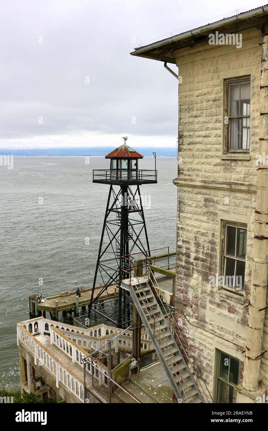 Tour de guet et poste de garde Alcatraz Pénitencier fédéral Alcatraz Island San Francisco Californie États-Unis Banque D'Images