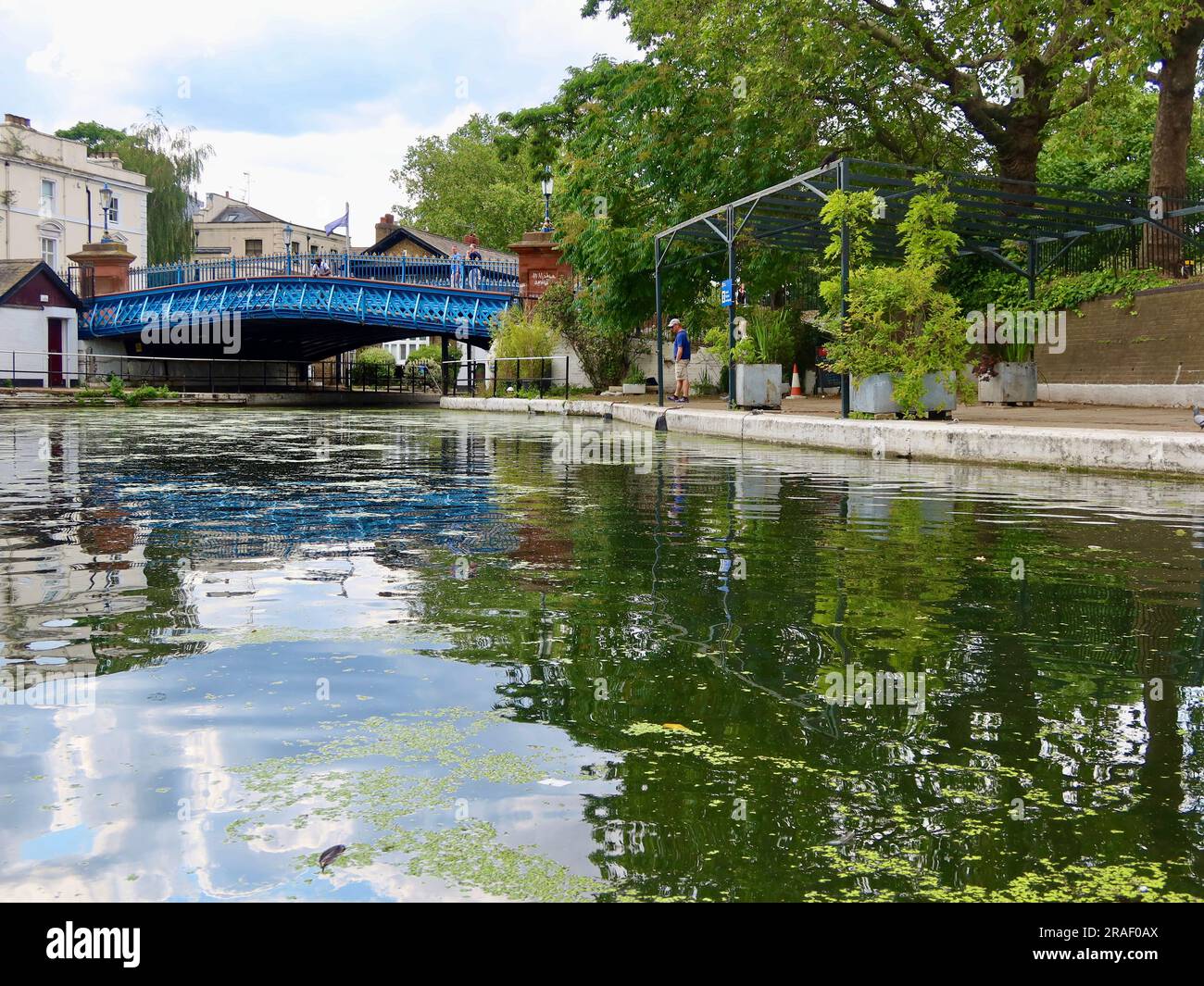 Londres, Royaume-Uni - juin 2023 : vue sur le canal de Camden et Regents depuis le bateau-bus. Nous sommes arrivés à Little Venice. Banque D'Images
