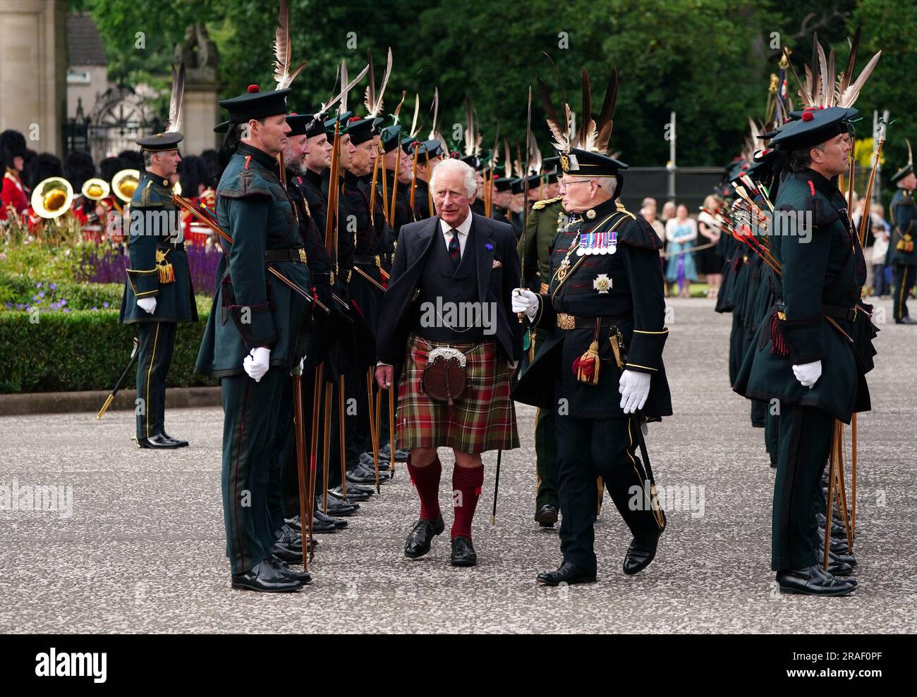 Le roi Charles III inspecte la Compagnie royale d'Arches Garde d'honneur lors de la cérémonie des clefs sur le parvis du Palais de Holyroodhouse à Édimbourg, marquant ainsi la première semaine de Holyrood depuis son couronnement. Date de la photo: Lundi 3 juillet 2023. Banque D'Images