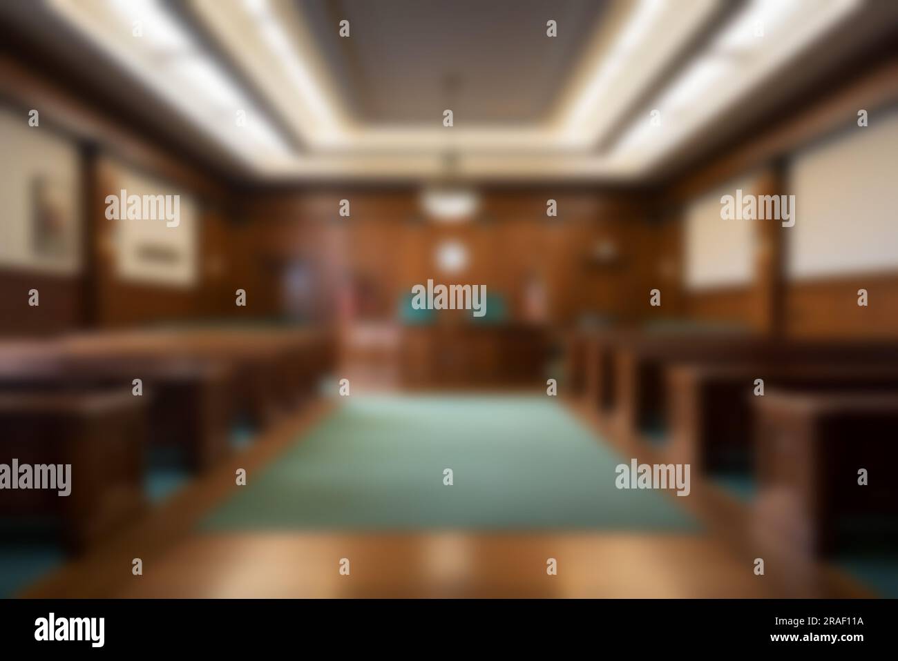 Magnifique arrière-plan flou d'une salle d'audience vide. Banque D'Images