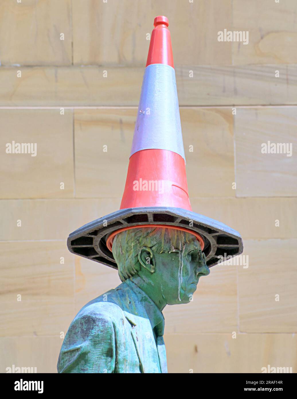 La statue de Donald Dewar obtient son cône Banksy sur le mile de style de Buchanan Street, la capitale du shopping de l'Écosse. L'équivalent d'une chevalerie Banque D'Images