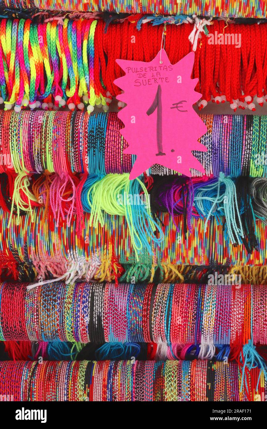 Bracelets chanceux et bracelets colorés exposés sur un marché stall ajacent à la marina à Alicante, Espagne, avril 2023. Banque D'Images