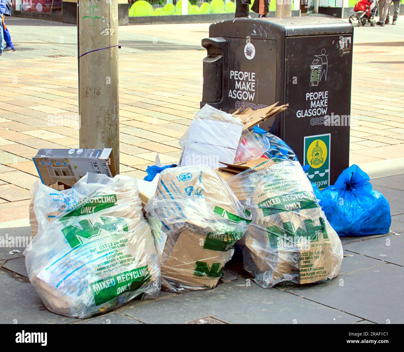 Bin strike Banque de photographies et d’images à haute résolution Alamy