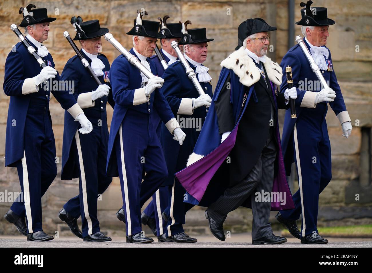 Les hauts gendarmes d'Édimbourg arrivent avant la cérémonie des clefs sur le parvis du Palais de Holyroodhouse à Édimbourg, marquant la première semaine de Holyrood depuis son couronnement. Date de la photo: Lundi 3 juillet 2023. Banque D'Images