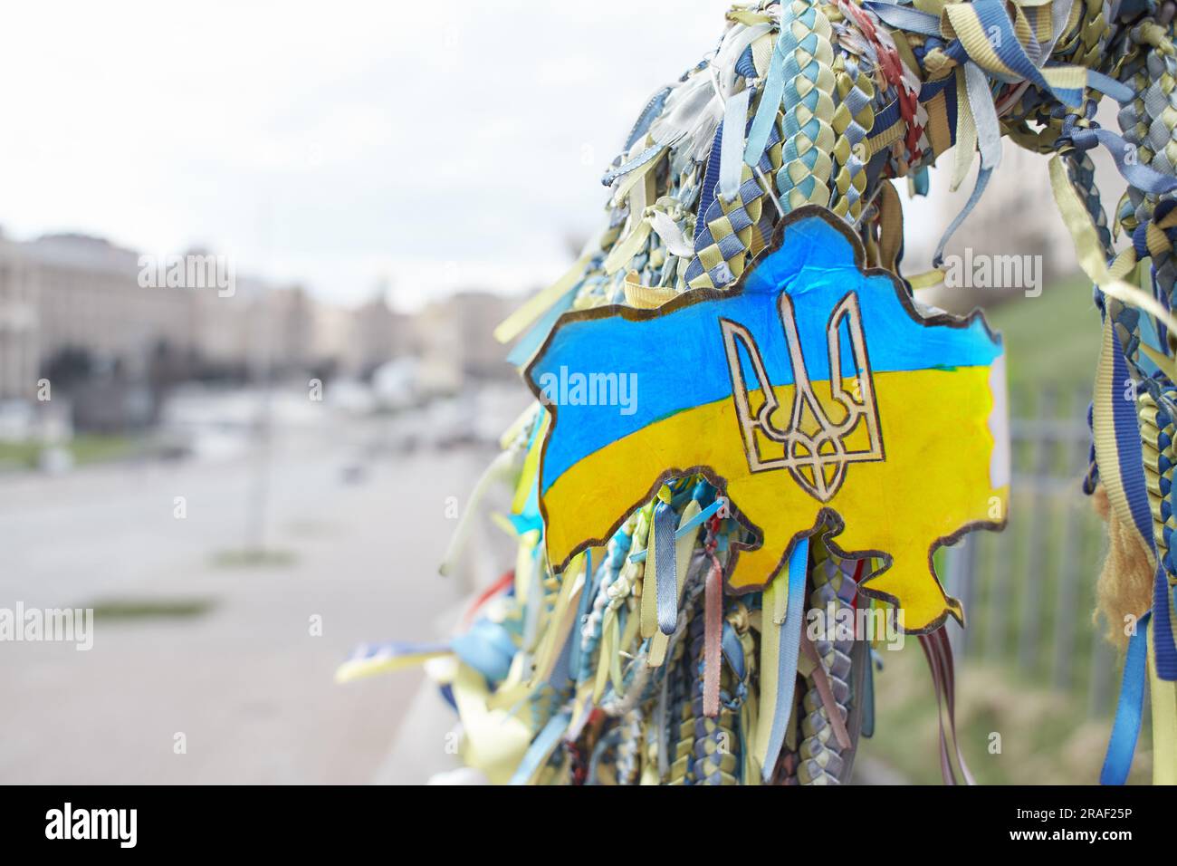 Kiev, Ukraine - 03.27.2023: Place de l'indépendance avec drapeaux jaunes et bleus en mémoire des défenseurs tombés de l'Ukraine en temps de guerre à Kiev, Ukraine Banque D'Images