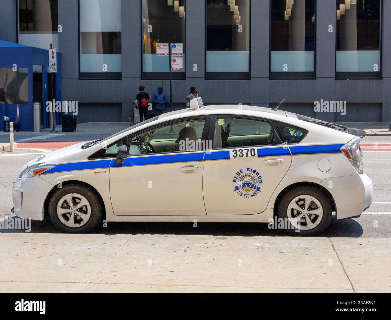 Blue Ribbon Chicago Prius taxi Cab garé sur Une rue de ville attendant les clients Chicago Downtown. Banque D'Images
