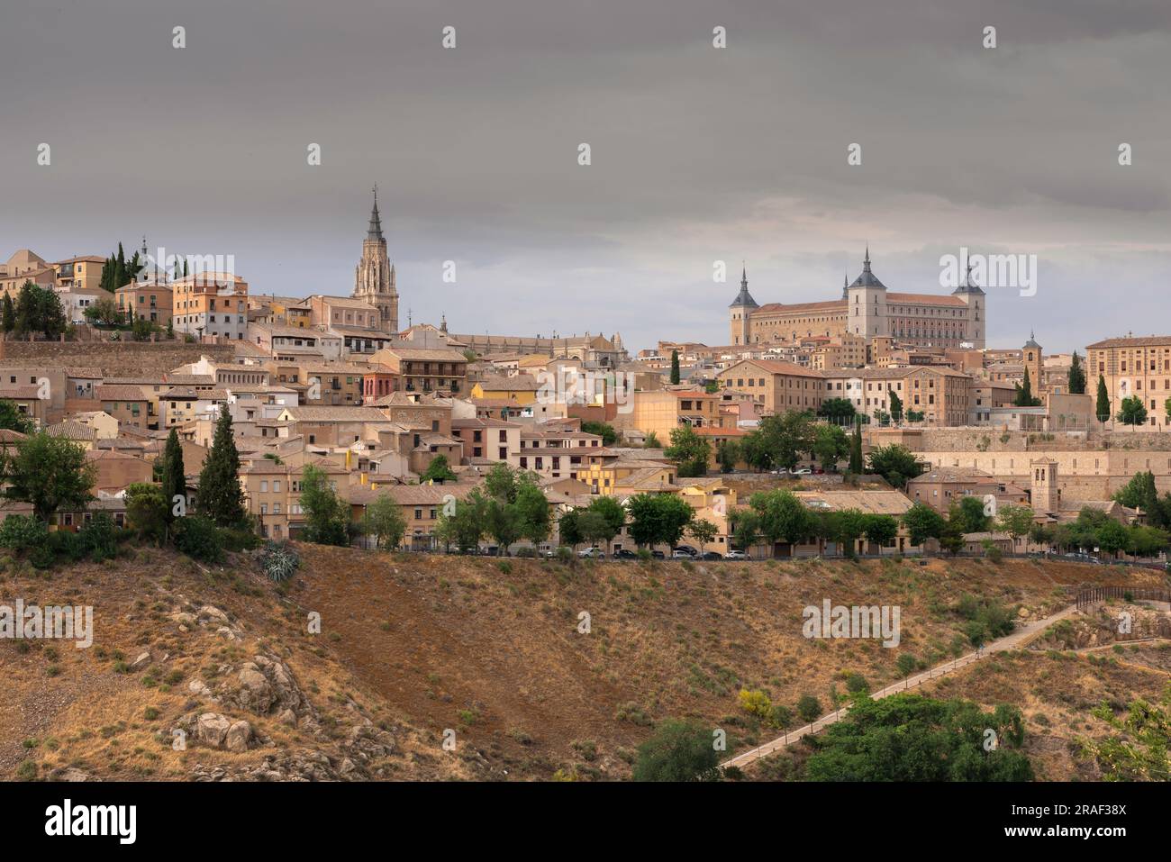 Ville du centre de l'Espagne, vue spectaculaire sur la vieille ville pittoresque de Tolède située sur une colline au-dessus des plaines du centre de l'Espagne. Banque D'Images