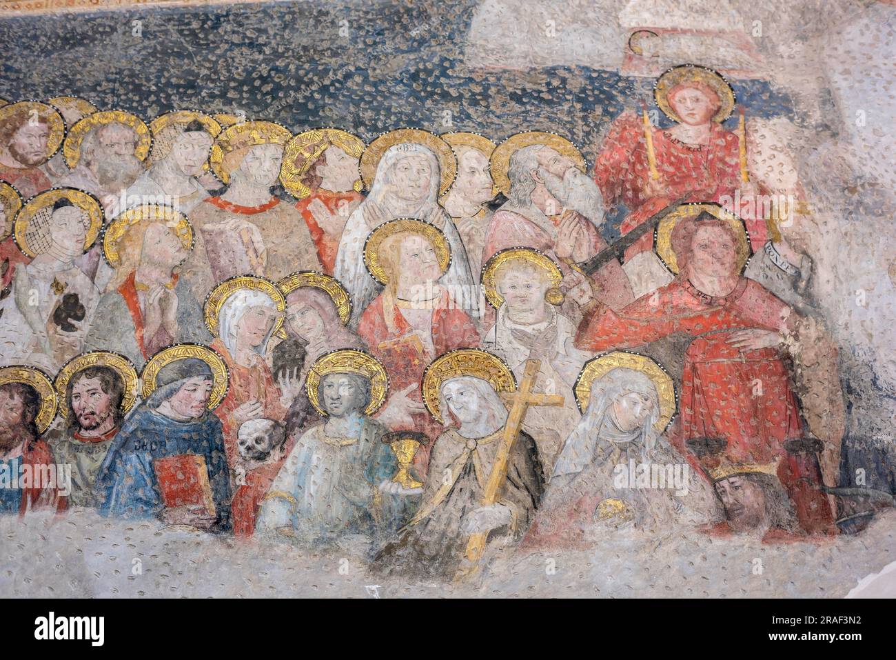 Fresque médiévale, vue d'une section d'une fresque médiévale représentant une assemblée de saints le jour du jugement, Capilla San Bla, Cathédrale de Tolède, Espagne Banque D'Images