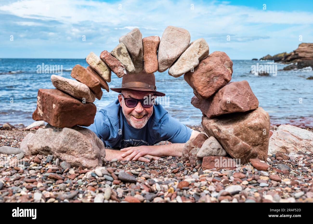 Dunbar, East Lothian, Écosse, Royaume-Uni, 3 juillet 2023. European Land Art Festival (ELAF) : l'événement annuel avec des événements sur la plage avec des ateliers donnés par des artistes professionnels du Land ainsi que des concours pour gerbeurs de pierre amateurs. Photo : l'organisateur de l'événement James Craig page met en pratique la création d'une arche de sculpture en pierre à Bayswell Beach. Crédit : Sally Anderson/Alamy Live News Banque D'Images