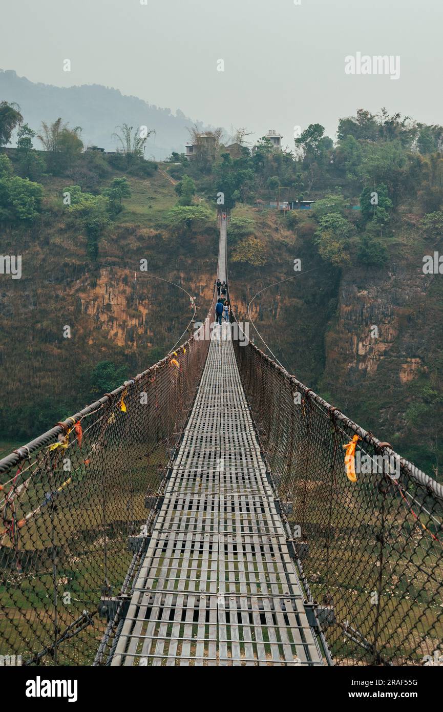Le célèbre pont suspendu de Bhalam près de Pokhara offre une vue à couper le souffle sur la rive du Seti, attirant les touristes pour admirer le paysage pittoresque. Banque D'Images