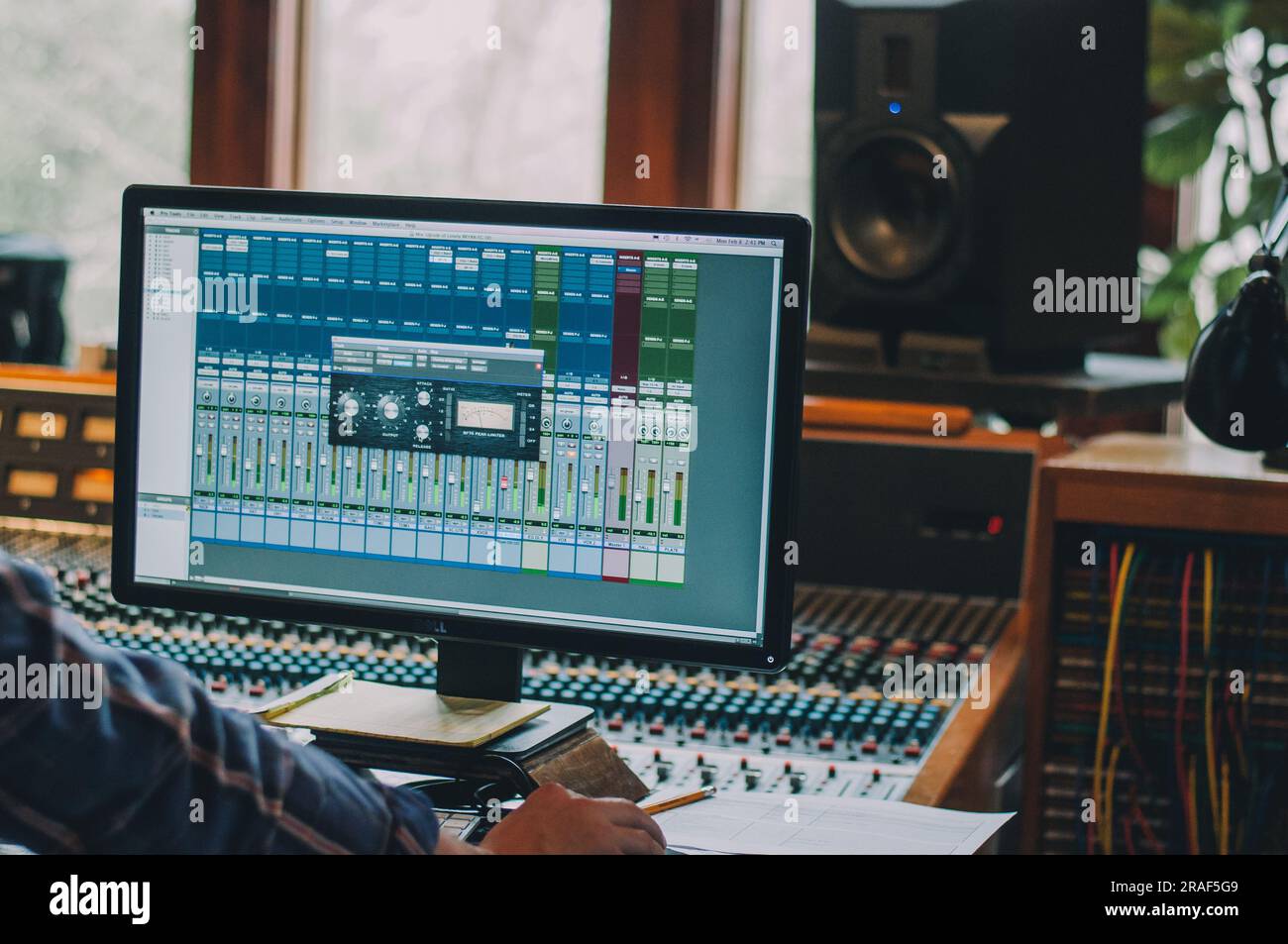 Producteur utilisant la station de travail de l'ordinateur dans un studio d'enregistrement Banque D'Images