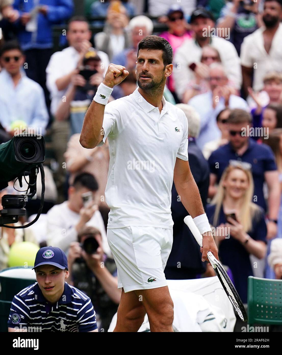 Novak Djokovic célèbre après avoir battu Pedro Cachin (non représenté) le premier jour des championnats de Wimbledon 2023 au All England Lawn tennis and Croquet Club à Wimbledon. Date de la photo: Lundi 3 juillet 2023. Banque D'Images Novak Djokovic célèbre après avoir battu Pedro Cachin (non représenté) le premier jour des championnats de Wimbledon 2023 au All England Lawn tennis and Croquet Club à Wimbledon. Date de la photo: Lundi 3 juillet 2023. Banque D'Images