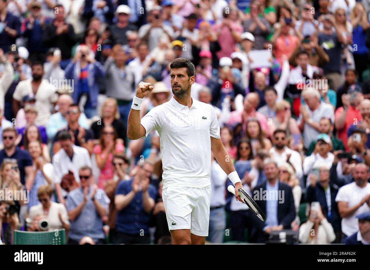Novak Djokovic célèbre après avoir battu Pedro Cachin (non représenté) le premier jour des championnats de Wimbledon 2023 au All England Lawn tennis and Croquet Club à Wimbledon. Date de la photo: Lundi 3 juillet 2023. Banque D'Images Novak Djokovic célèbre après avoir battu Pedro Cachin (non représenté) le premier jour des championnats de Wimbledon 2023 au All England Lawn tennis and Croquet Club à Wimbledon. Date de la photo: Lundi 3 juillet 2023. Banque D'Images