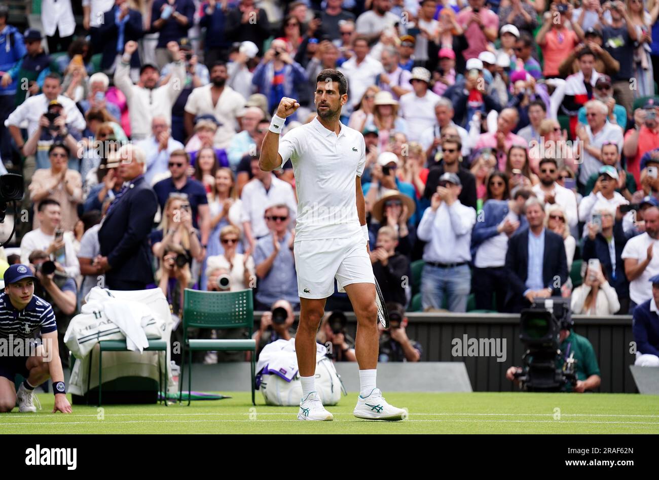 Novak Djokovic célèbre après avoir battu Pedro Cachin (non représenté) le premier jour des championnats de Wimbledon 2023 au All England Lawn tennis and Croquet Club à Wimbledon. Date de la photo: Lundi 3 juillet 2023. Banque D'Images Novak Djokovic célèbre après avoir battu Pedro Cachin (non représenté) le premier jour des championnats de Wimbledon 2023 au All England Lawn tennis and Croquet Club à Wimbledon. Date de la photo: Lundi 3 juillet 2023. Banque D'Images