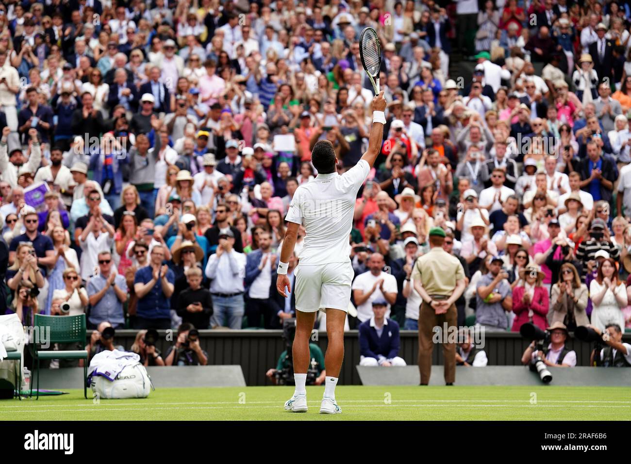 Novak Djokovic célèbre après avoir battu Pedro Cachin (non représenté) le premier jour des championnats de Wimbledon 2023 au All England Lawn tennis and Croquet Club à Wimbledon. Date de la photo: Lundi 3 juillet 2023. Banque D'Images Novak Djokovic célèbre après avoir battu Pedro Cachin (non représenté) le premier jour des championnats de Wimbledon 2023 au All England Lawn tennis and Croquet Club à Wimbledon. Date de la photo: Lundi 3 juillet 2023. Banque D'Images
