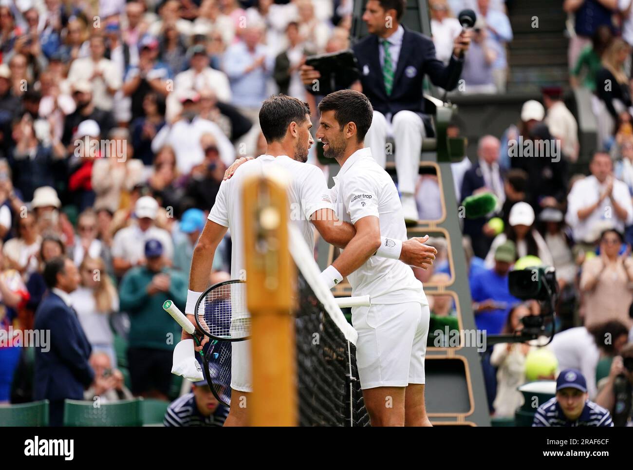 Novak Djokovic et Pedro Cachin s'élancent sur le net après leur match le premier jour des Championnats de Wimbledon 2023 au All England Lawn tennis and Croquet Club à Wimbledon. Date de la photo: Lundi 3 juillet 2023. Banque D'Images Novak Djokovic et Pedro Cachin s'élancent sur le net après leur match le premier jour des Championnats de Wimbledon 2023 au All England Lawn tennis and Croquet Club à Wimbledon. Date de la photo: Lundi 3 juillet 2023. Banque D'Images