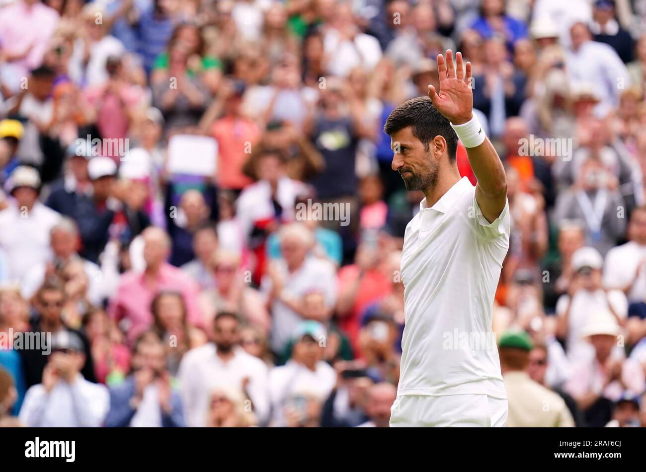 Novak Djokovic célèbre après avoir battu Pedro Cachin (non représenté) le premier jour des championnats de Wimbledon 2023 au All England Lawn tennis and Croquet Club à Wimbledon. Date de la photo: Lundi 3 juillet 2023. Banque D'Images Novak Djokovic célèbre après avoir battu Pedro Cachin (non représenté) le premier jour des championnats de Wimbledon 2023 au All England Lawn tennis and Croquet Club à Wimbledon. Date de la photo: Lundi 3 juillet 2023. Banque D'Images