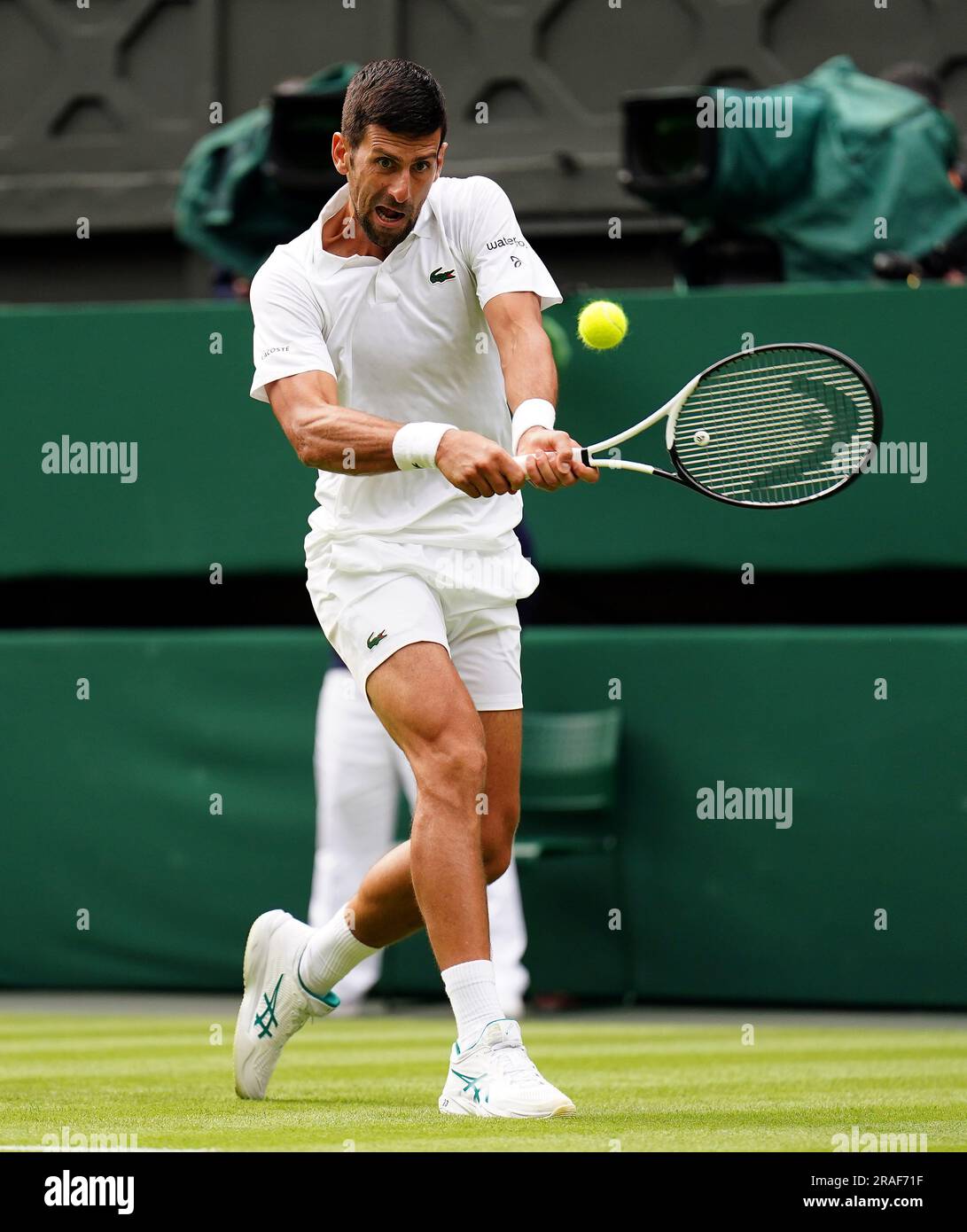 Novak Djokovic en action contre Pedro Cachin (non représenté) le premier jour des Championnats de Wimbledon 2023 au All England Lawn tennis and Croquet Club à Wimbledon. Date de la photo: Lundi 3 juillet 2023. Banque D'Images Novak Djokovic en action contre Pedro Cachin (non représenté) le premier jour des Championnats de Wimbledon 2023 au All England Lawn tennis and Croquet Club à Wimbledon. Date de la photo: Lundi 3 juillet 2023. Banque D'Images