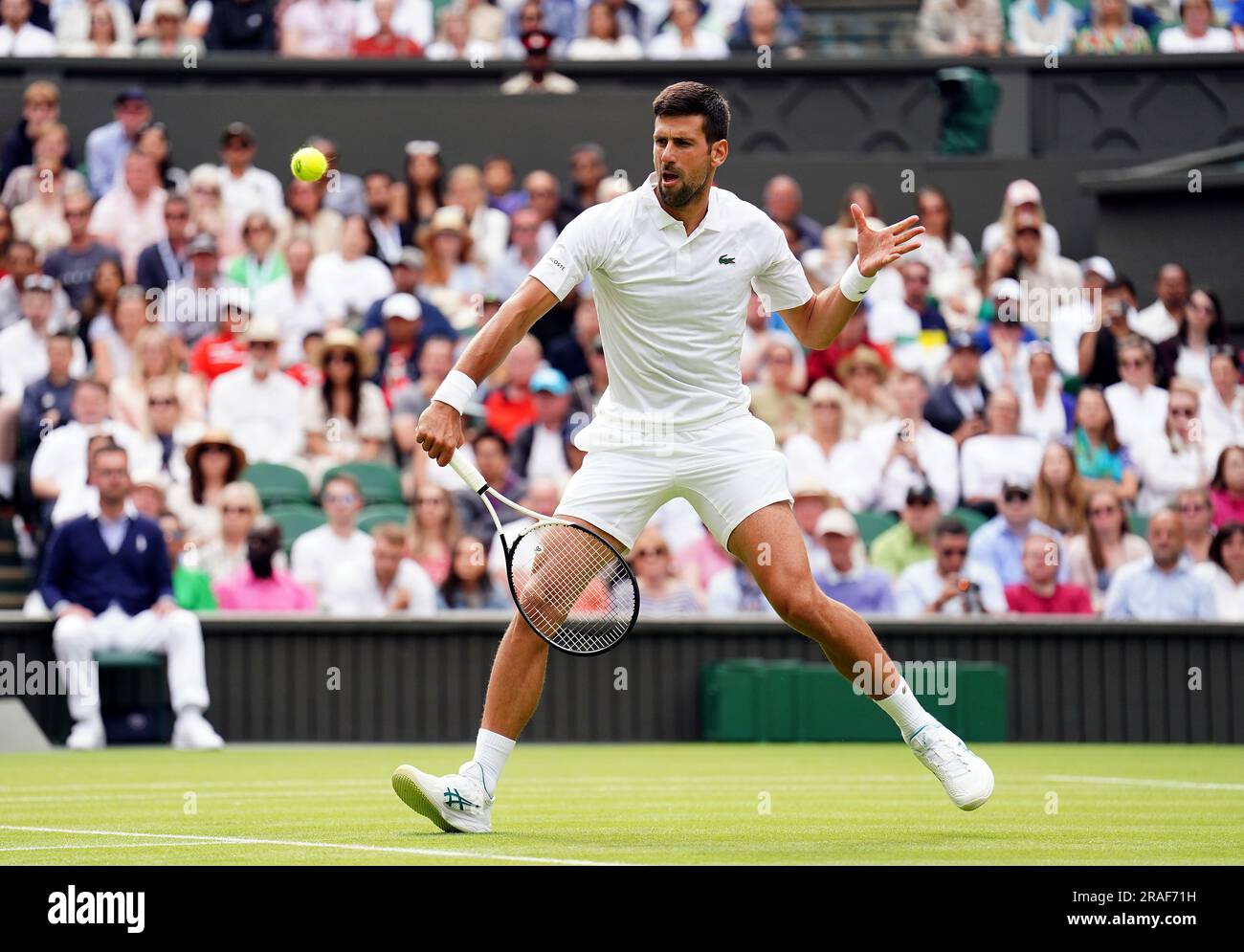 Novak Djokovic en action contre Pedro Cachin (non représenté) le premier jour des Championnats de Wimbledon 2023 au All England Lawn tennis and Croquet Club à Wimbledon. Date de la photo: Lundi 3 juillet 2023. Banque D'Images Novak Djokovic en action contre Pedro Cachin (non représenté) le premier jour des Championnats de Wimbledon 2023 au All England Lawn tennis and Croquet Club à Wimbledon. Date de la photo: Lundi 3 juillet 2023. Banque D'Images