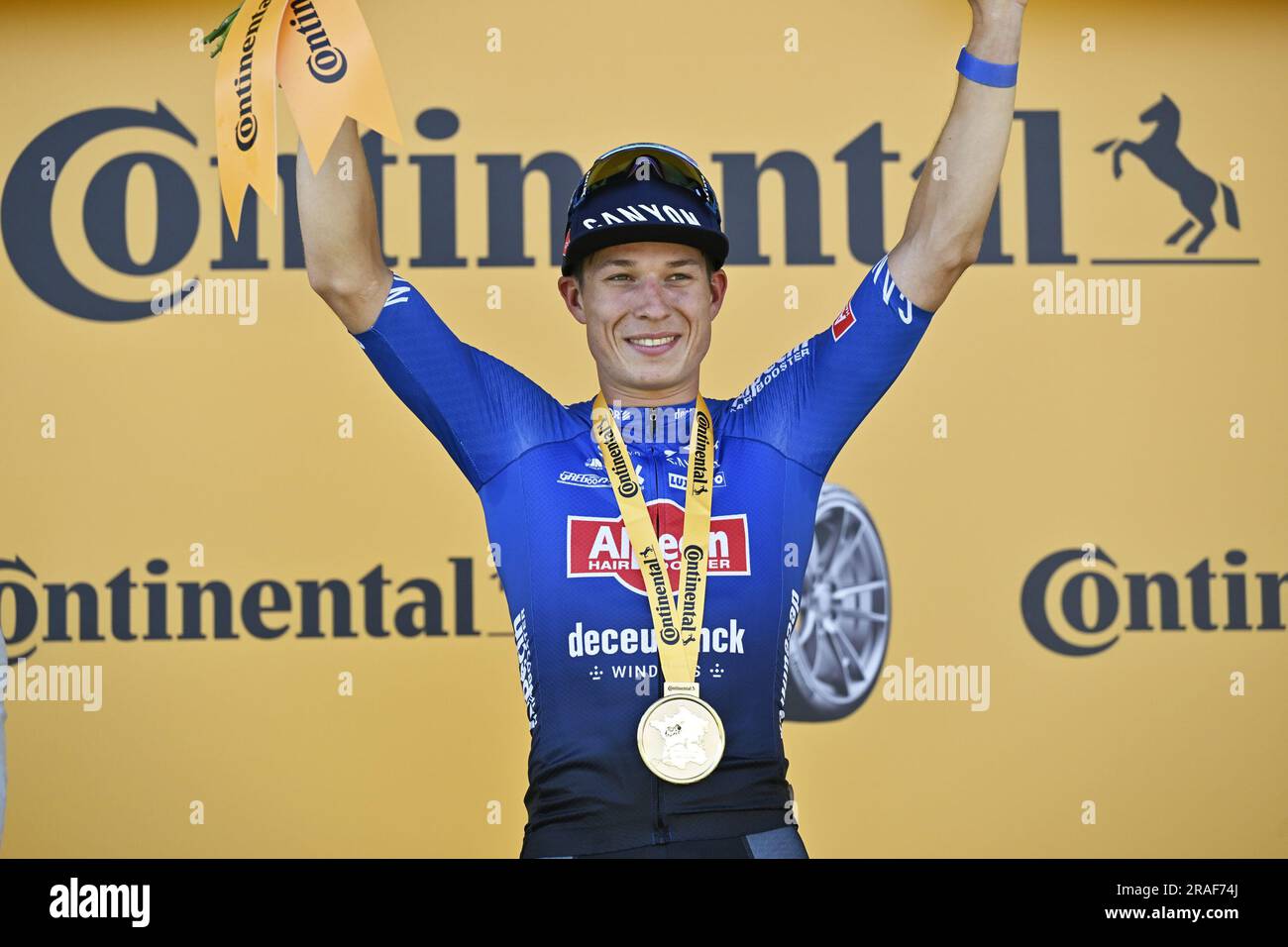 Bayonne, France. 03rd juillet 2023. Le belge Jasper Philipsen d'Alpecin-Deceuninck célèbre sur le podium après avoir remporté la troisième étape de la course cycliste Tour de France, une course de 187, 4 km d'Amorebieta-Etxano à Bayonne, France, le lundi 03 juillet 2023. Le Tour de France de cette année a lieu du 01 au 23 juillet 2023. BELGA PHOTO DIRK WAEM crédit: Belga News Agency/Alay Live News Banque D'Images