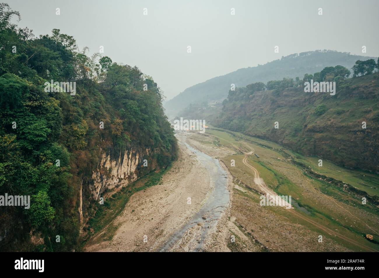 Le célèbre pont suspendu de Bhalam près de Pokhara offre une vue à couper le souffle sur la rive du Seti, attirant les touristes pour admirer le paysage pittoresque. Banque D'Images