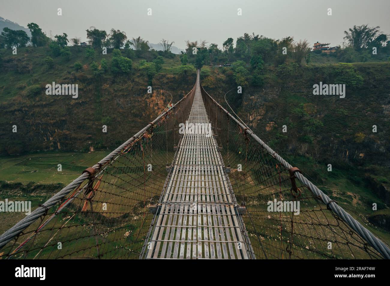 Le célèbre pont suspendu de Bhalam près de Pokhara offre une vue à couper le souffle sur la rive du Seti, attirant les touristes pour admirer le paysage pittoresque. Banque D'Images