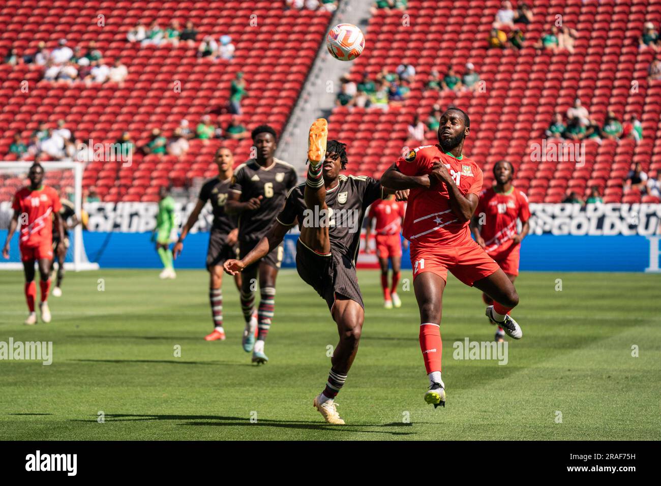 Le défenseur jamaïcain Dexter Lembikisa (2) remet le ballon à l'avant de Saint-Kitts-et-Nevis Omari Sterling-James (21) lors d'un match de la coupe d'or, dimanche, Banque D'Images