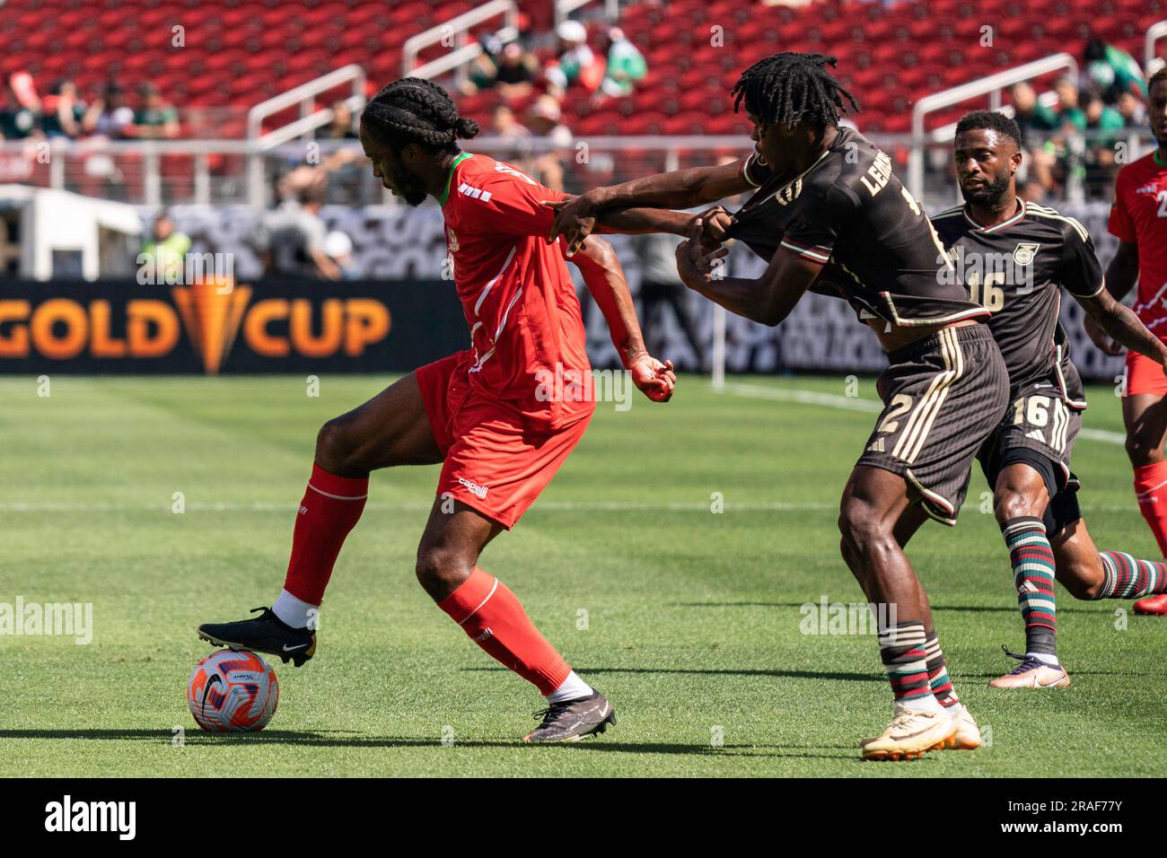 Le défenseur jamaïcain Dexter Lembikisa (2) défie Saint-Kitts-et-Nevis le milieu de terrain Romaine Sawyers (19) lors d'un match de la coupe d'or, dimanche, 2 juillet 2023, Banque D'Images