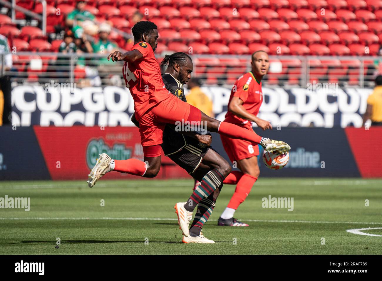 Raheem Somersall, milieu de terrain de Saint-Kitts-et-Nevis (14) et Michail Antonio, avant la Jamaïque (18), se battent pour la possession lors d'un match de la coupe d'or, dimanche, Banque D'Images