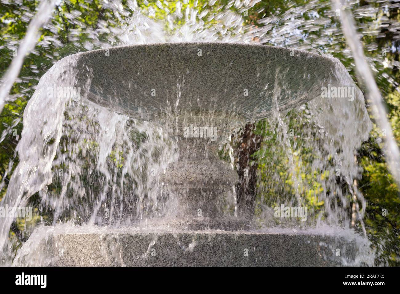 Gros plan de cuvette en granit dans la fontaine dans les éclaboussures