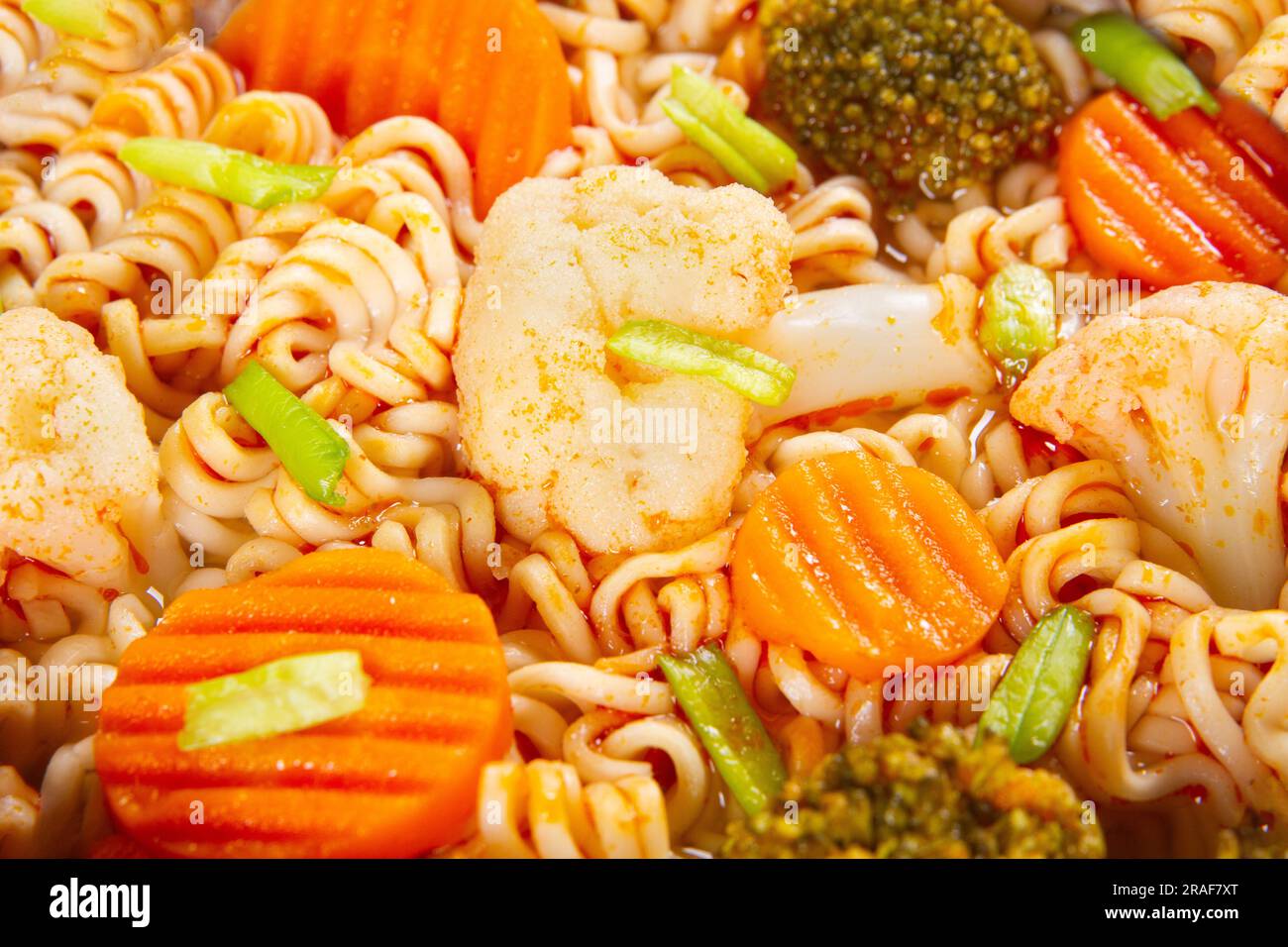 Gros plan sur les nouilles de légumes aux carottes et au brocoli Banque D'Images