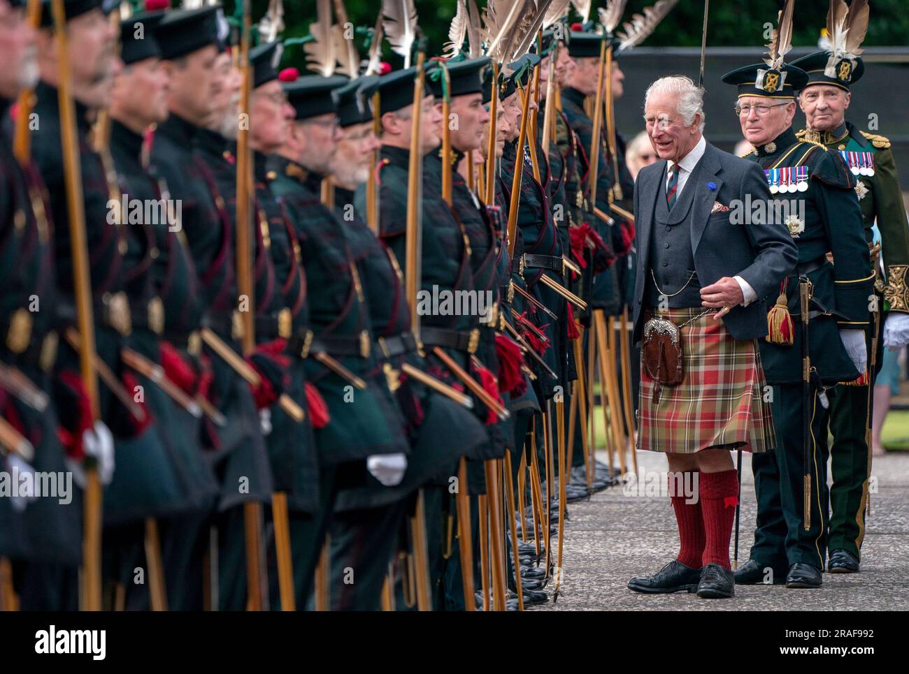 Le roi Charles III inspecte la Compagnie royale d'Arches Garde d'honneur lors de la cérémonie des clefs sur le parvis du Palais de Holyroodhouse à Édimbourg, marquant ainsi la première semaine de Holyrood depuis son couronnement. Date de la photo: Lundi 3 juillet 2023. Banque D'Images