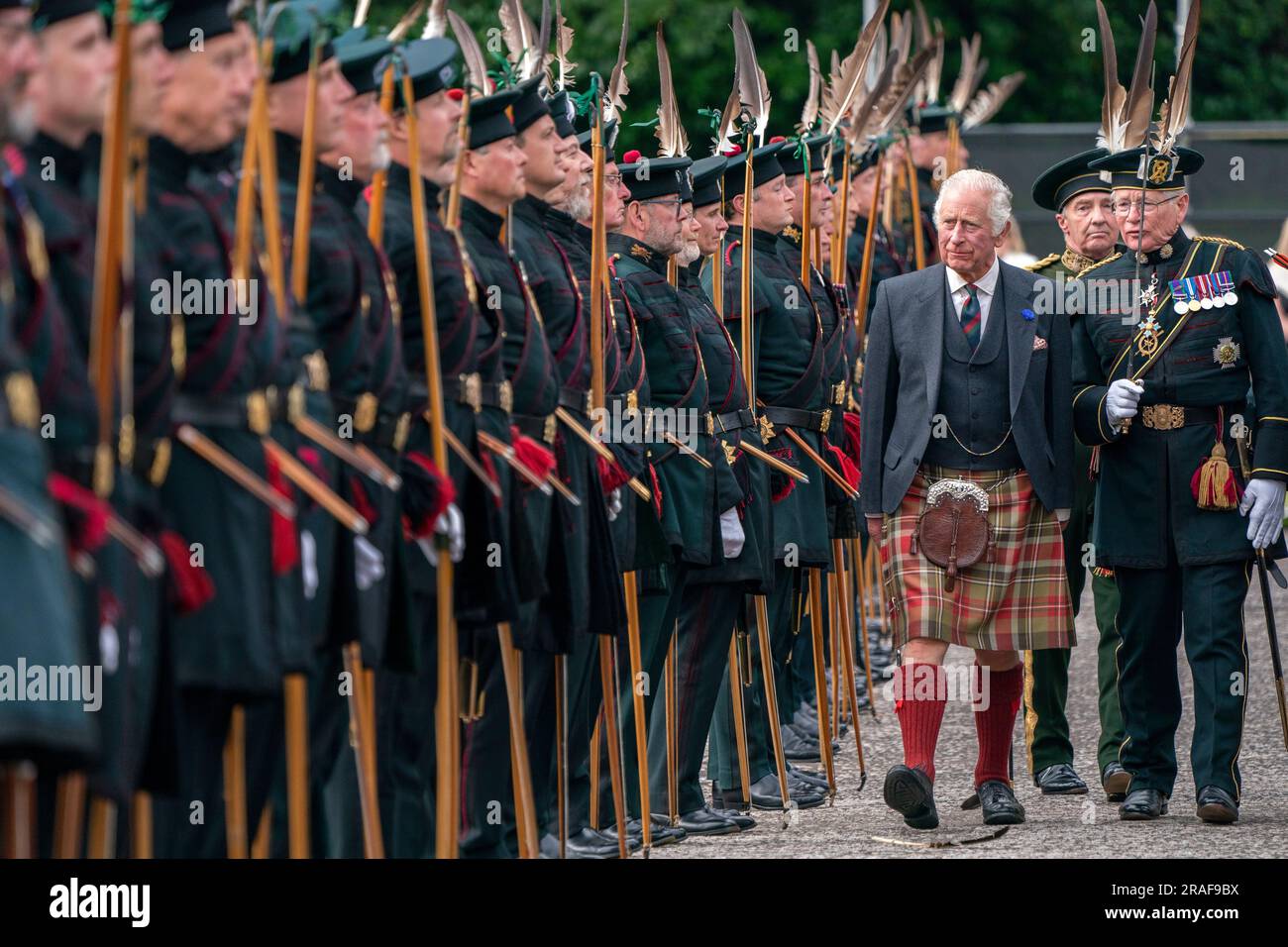 Le roi Charles III inspecte la Compagnie royale d'Arches Garde d'honneur lors de la cérémonie des clefs sur le parvis du Palais de Holyroodhouse à Édimbourg, marquant ainsi la première semaine de Holyrood depuis son couronnement. Date de la photo: Lundi 3 juillet 2023. Banque D'Images