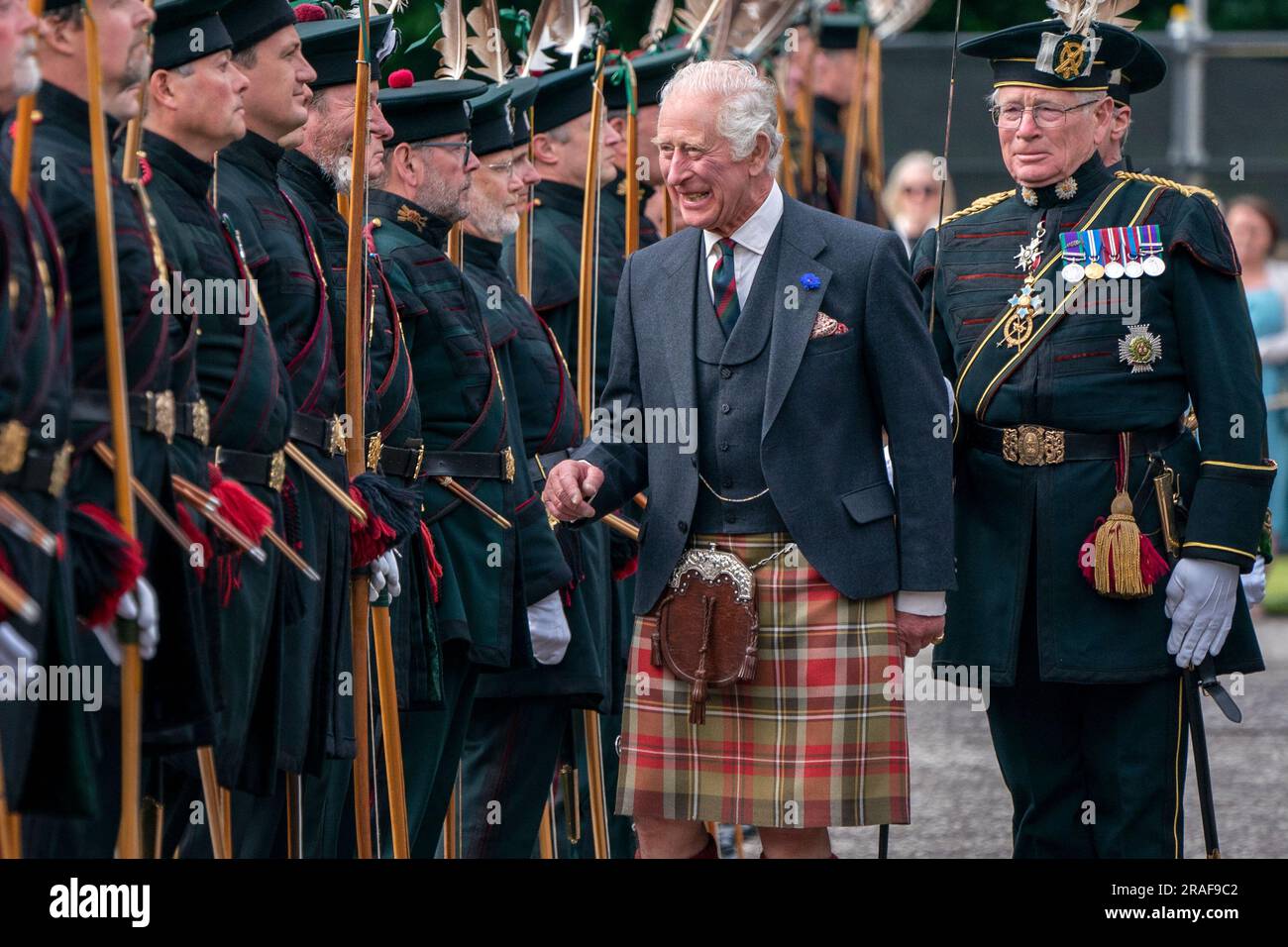 Le roi Charles III inspecte la Compagnie royale d'Arches Garde d'honneur lors de la cérémonie des clefs sur le parvis du Palais de Holyroodhouse à Édimbourg, marquant ainsi la première semaine de Holyrood depuis son couronnement. Date de la photo: Lundi 3 juillet 2023. Banque D'Images