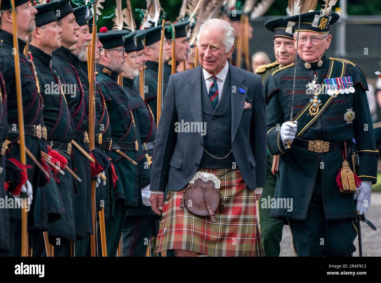 Le roi Charles III inspecte la Compagnie royale d'Arches Garde d'honneur lors de la cérémonie des clefs sur le parvis du Palais de Holyroodhouse à Édimbourg, marquant ainsi la première semaine de Holyrood depuis son couronnement. Date de la photo: Lundi 3 juillet 2023. Banque D'Images