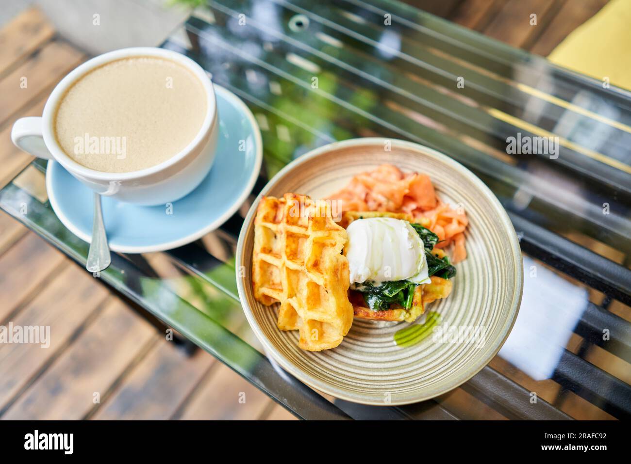 Gaufres à la pomme de terre, œuf poché, crème d'avocat avec saumon et œuf. Petit déjeuner sain, protéines. Plat de restaurant. Banque D'Images