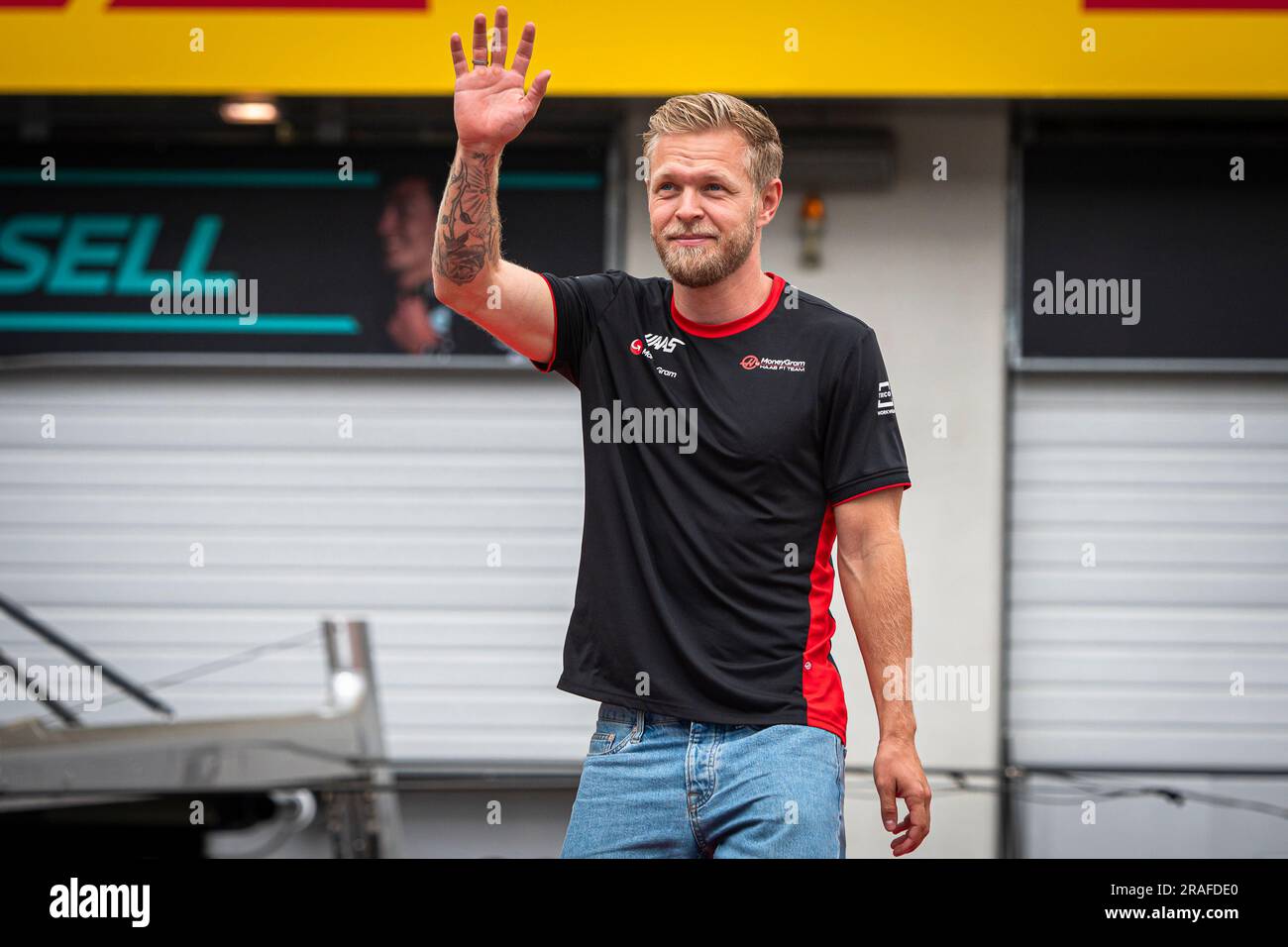 Spielberg, Autriche, 02/07/2023, MoneyGram Haas F1 le pilote danois de l'équipe Kevin Magnussen a été vu pendant le défilé des pilotes en prévision du Grand Prix autrichien de F1. Max Verstappen a gagné tout le possible lors du Grand Prix autrichien de F1. Il a pris la pole position lors de la séance de qualification de vendredi, a pris la pole pendant Sprint Shootout, a gagné la course Sprint et a terminé le week-end au Red Bull Ring avec une victoire confortable devant le pilote monégasque de Ferrari Charles Leclerc. Sergio Perez, coéquipier de Verstappen, du Mexique, est arrivé troisième après un remarquable pilote de 15th places sur la grille de départ. Banque D'Images