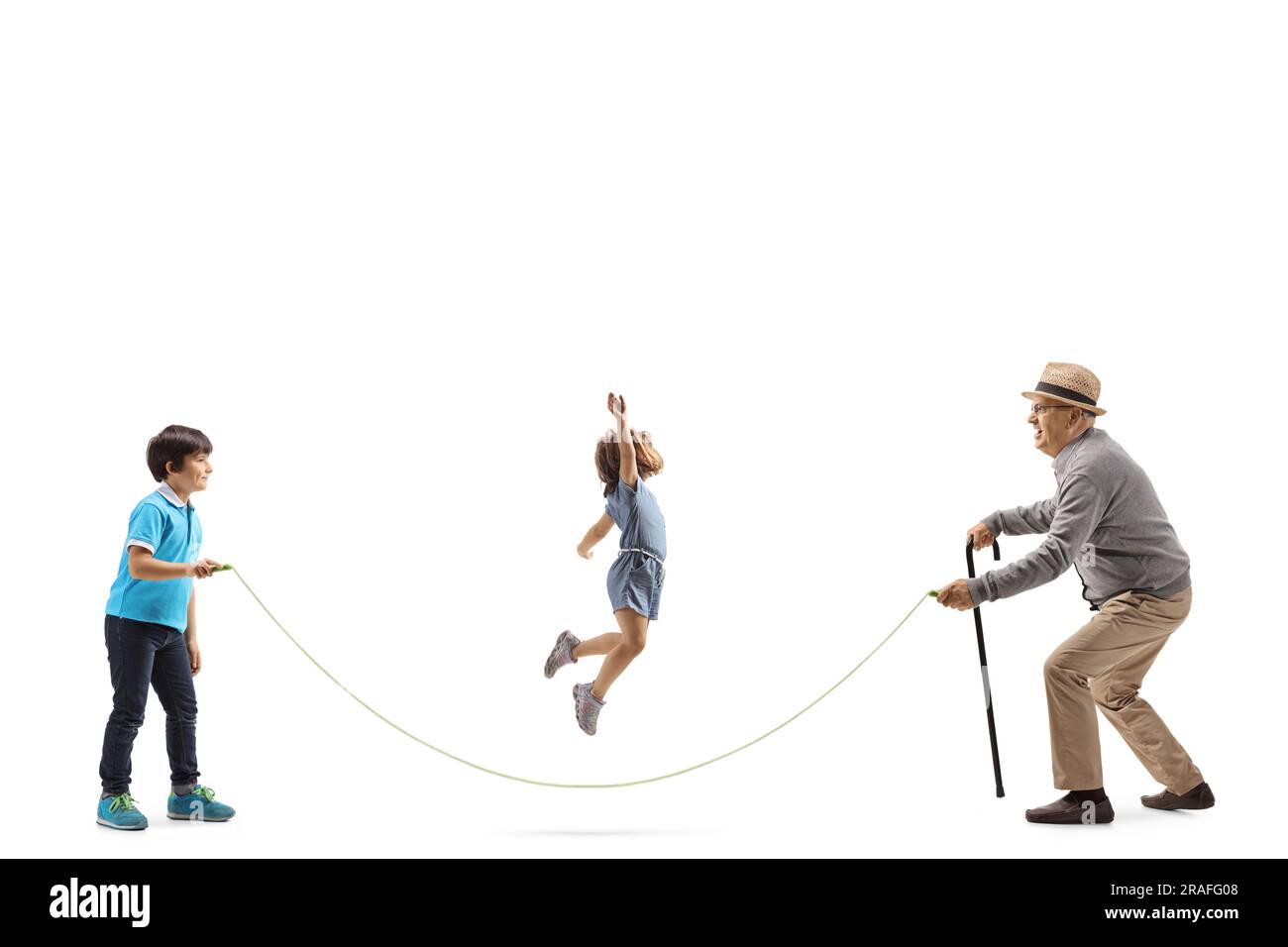 Photo pleine longueur d'un grand-père et d'un petit-fils tenant une corde et une fille sautant isolée sur fond blanc Banque D'Images