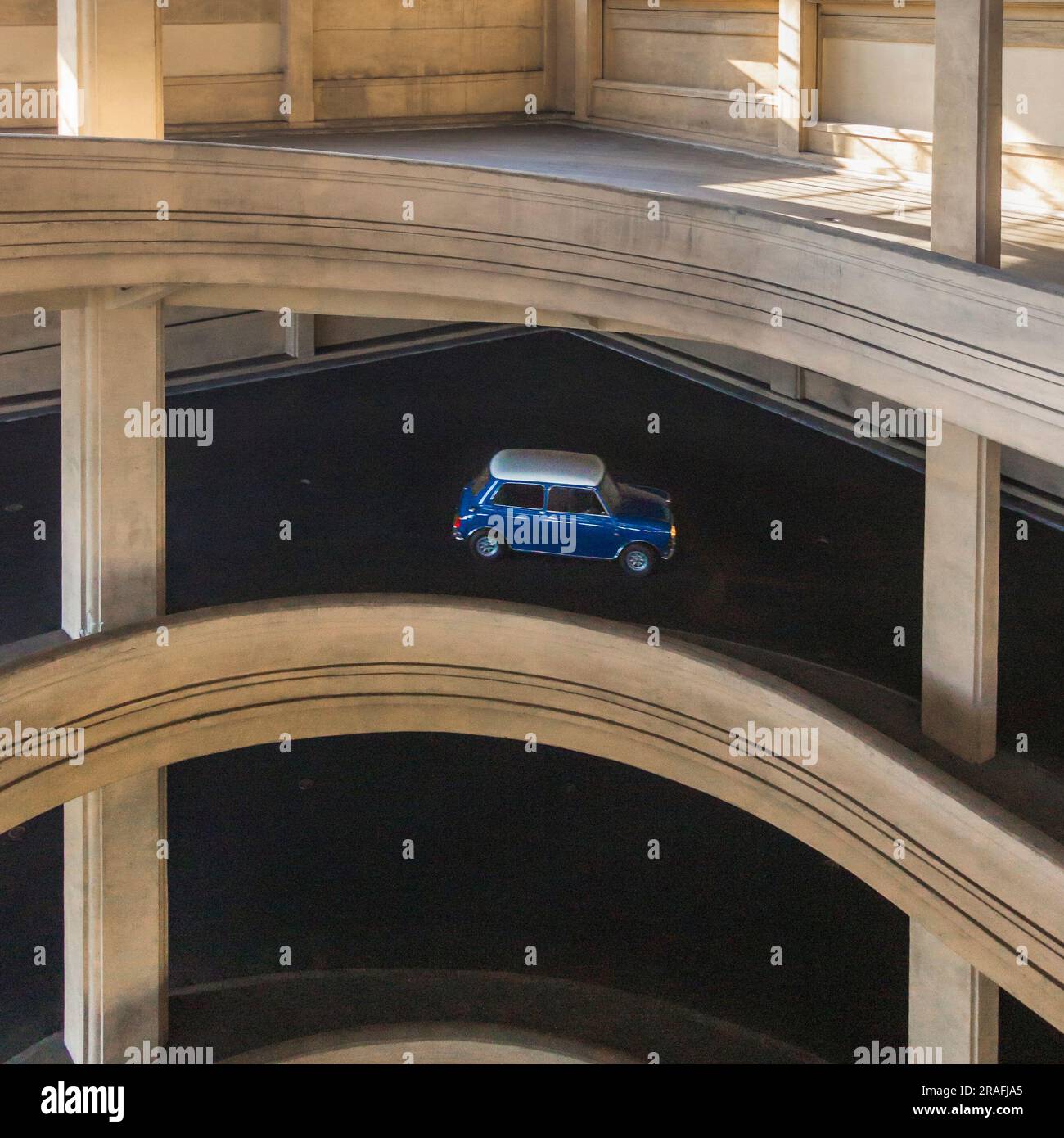 Mini Austin Cooper sur la rampe d'accès Helix du bâtiment Lingotto à Turin, Italie. Banque D'Images