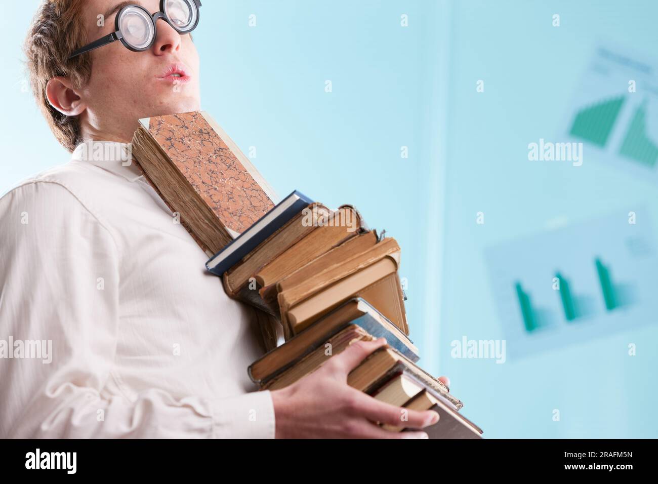 Un néné avec une expression embarrassante et embarrassée, plein d'humour avec la connaissance du livre mais socialement incompétent Banque D'Images