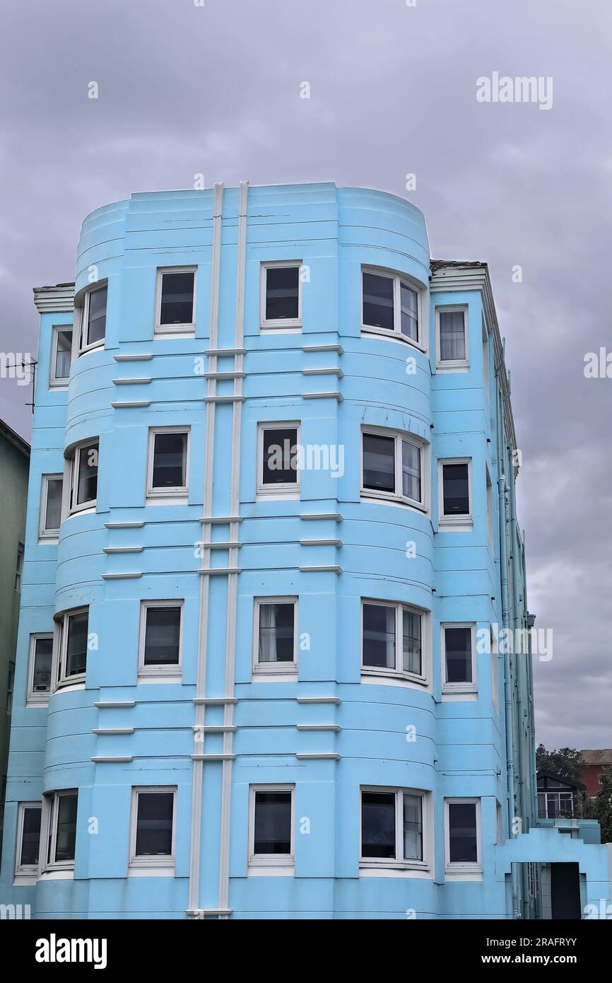 731 Inter War Art Deco bâtiment patrimonial peint en bleu clair face à North Bondi Beach. Sydney-Australie. Banque D'Images