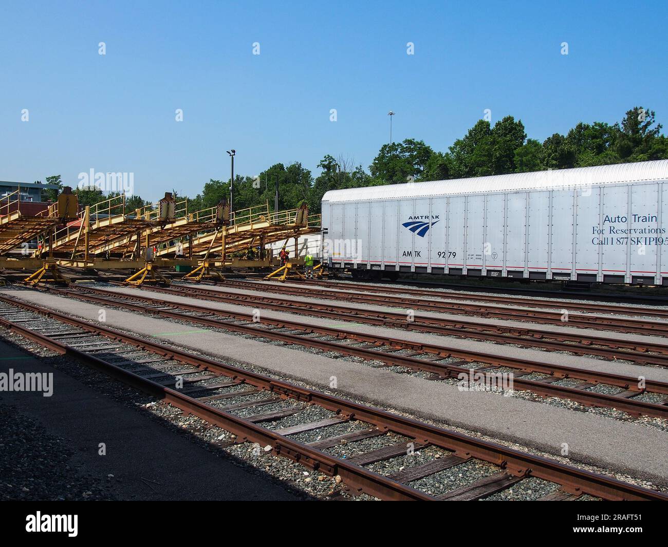 Voiture Amtrak auto-train contenant des automobiles étant positionnée à l'arrivée à la gare de Lorton, Virginie, 2 juin 2023, © K Andriotis Banque D'Images