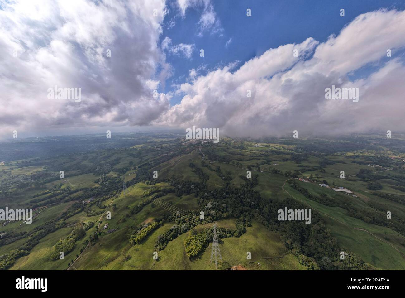 Vue aérienne grand angle de Filandia, Quindio, Colombie, entouré de terres agricoles et de forêts Banque D'Images