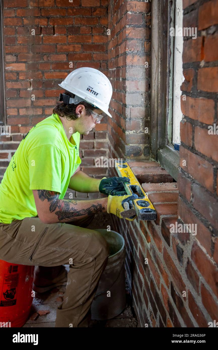 Detroit (Michigan) - la couche de briques Journeyman Tyler Tamer remplace les briques à l'intérieur d'un clocher de la basilique Sainte-Anne Anne de Detroit. Sainte-Anne Anne a été trouvée Banque D'Images