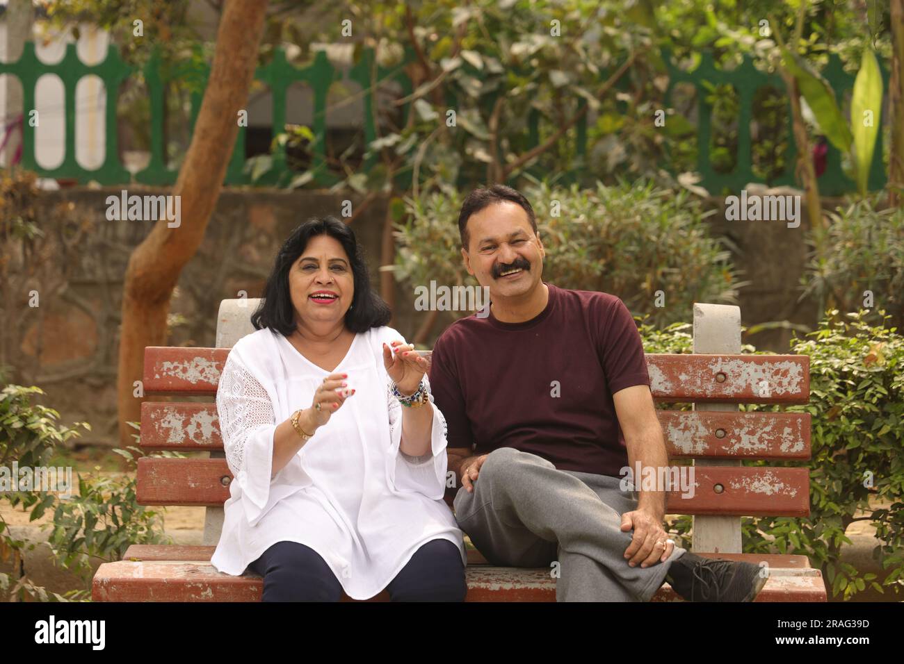 Beau vieux couple heureux indien assis ensemble dans le parc et ayant des moments joyeux de la vie. Banque D'Images