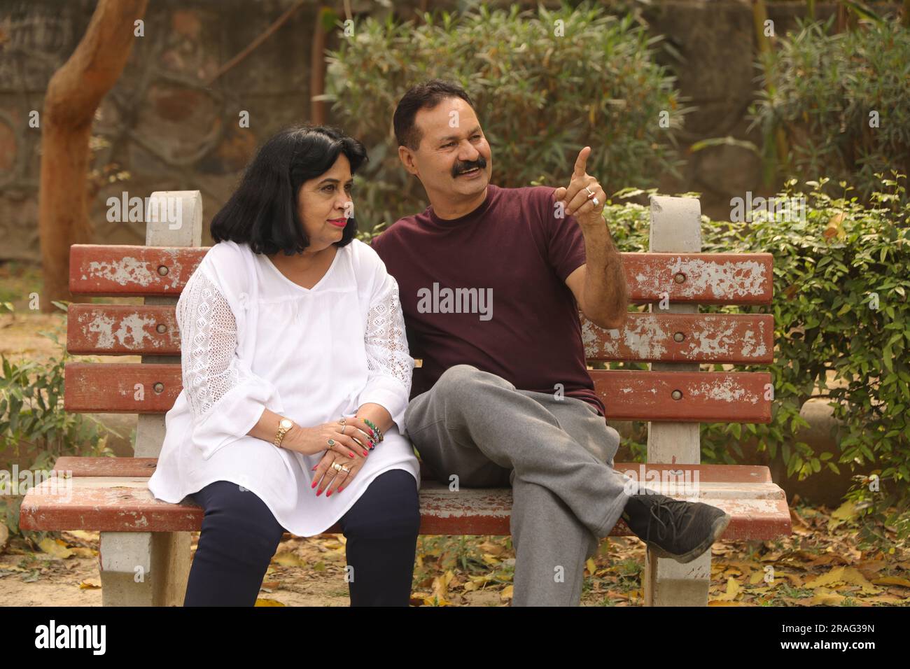 Beau vieux couple heureux indien assis ensemble dans le parc et ayant des moments joyeux de la vie. Banque D'Images