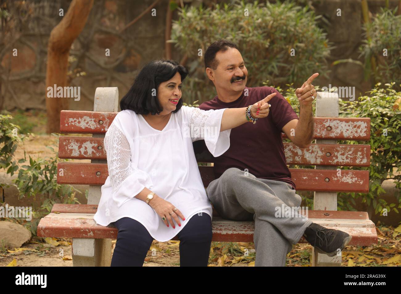 Beau vieux couple heureux indien assis ensemble dans le parc et ayant des moments joyeux de la vie. Banque D'Images